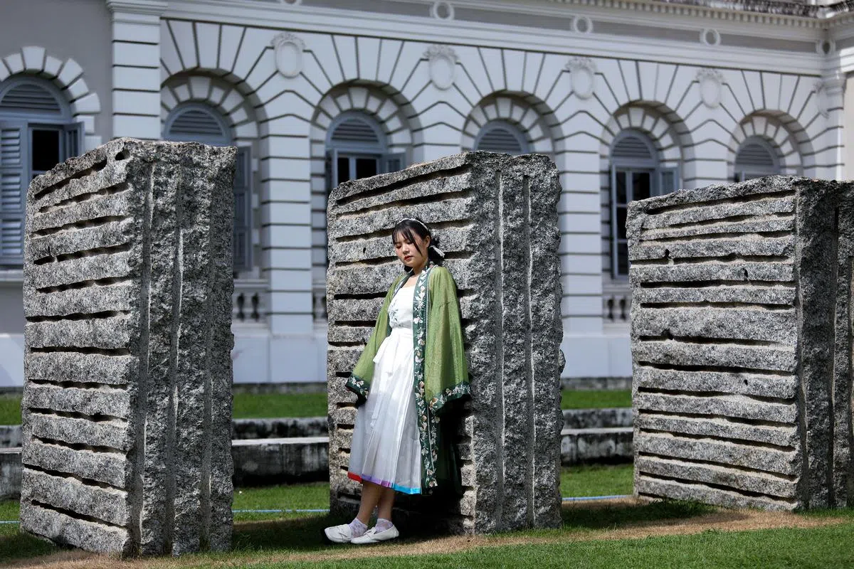 宋制绿色长褙子充满现代感，就是一袭波西米亚风的长外套，配上华风马面裙，很适合在日常穿着。