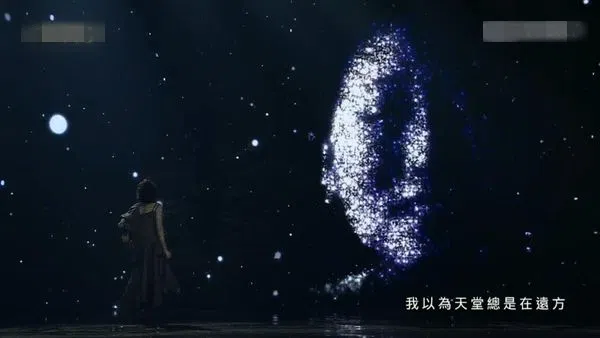 万芳献唱歌曲《天堂》时，隔空合体萤幕上的已故音乐人郑华娟，感动全场。（互联网）