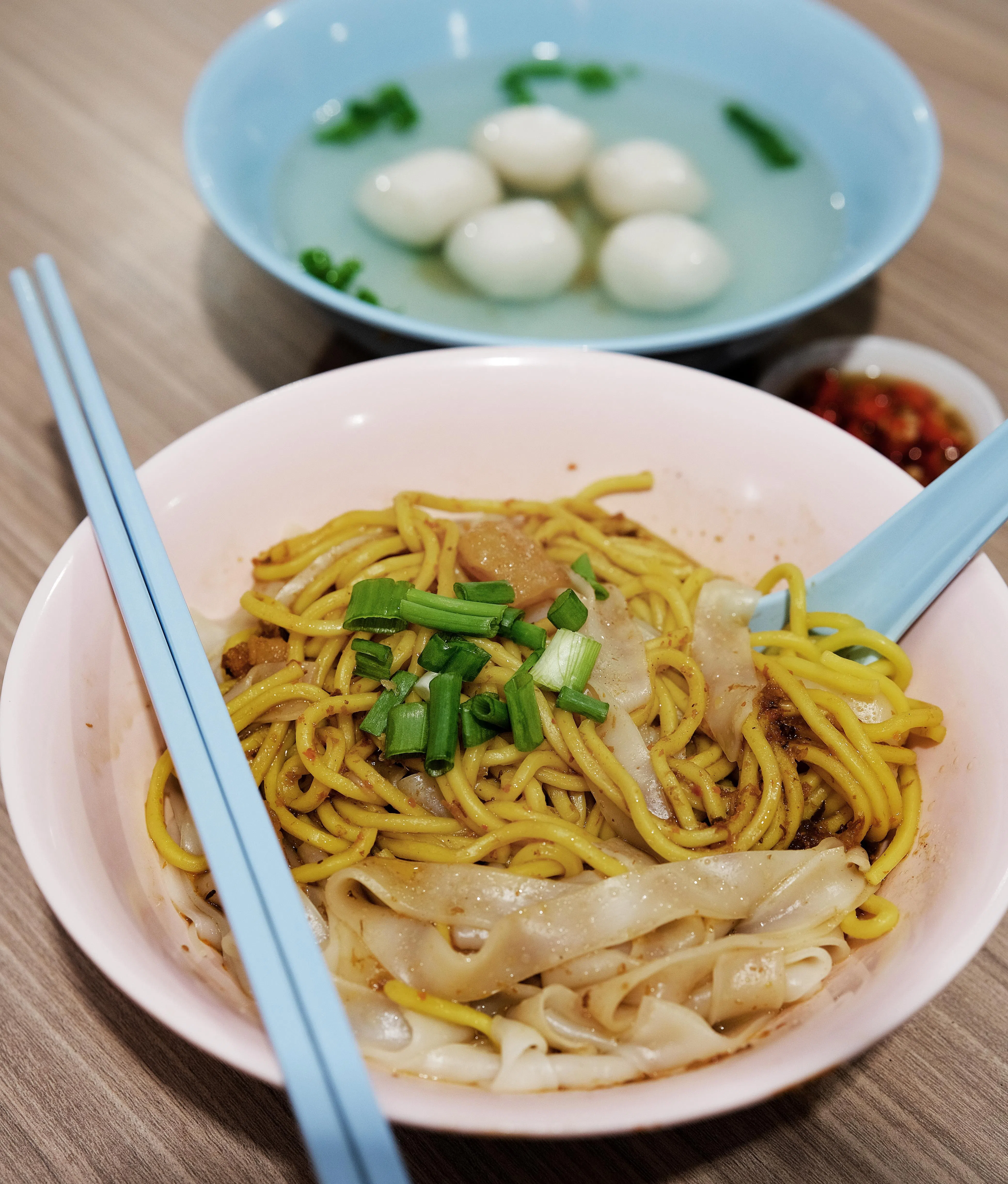 松兴鱼丸粿条面，面条和鱼丸一样弹牙。（曾坤顺摄）