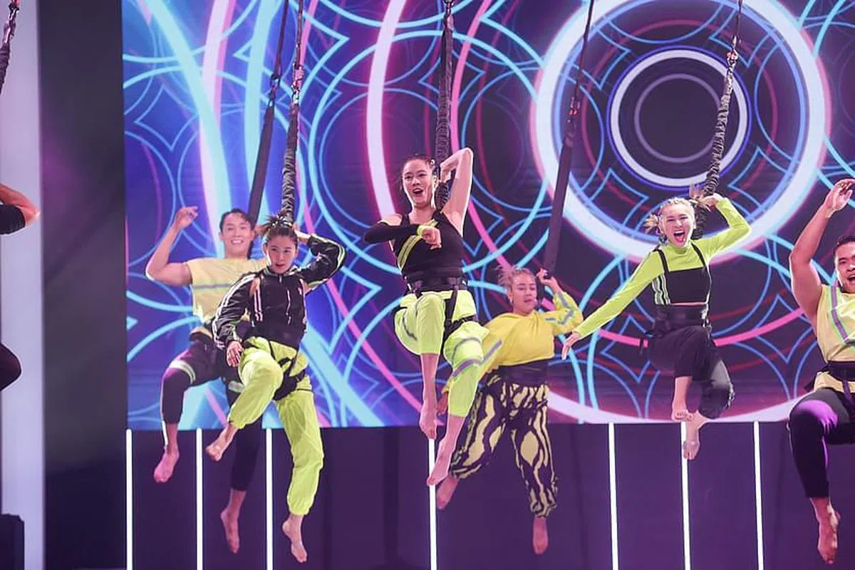 邓伟德、陈楚寰、郑颖和阳光可乐等艺人演出蹦极舞。（新传媒提供）