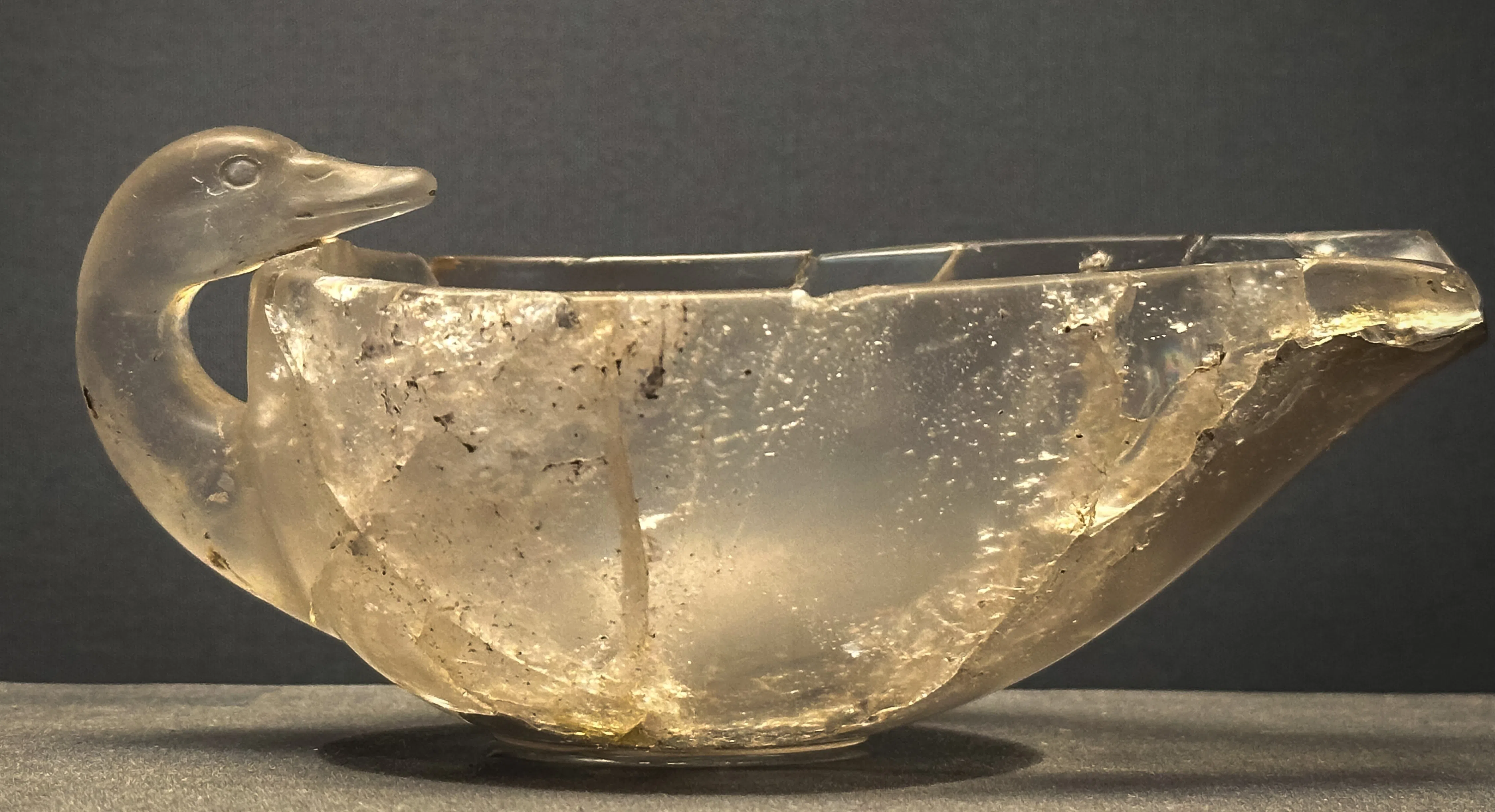 鸭形水晶石雕刻是稀世珍宝。（毕强摄）