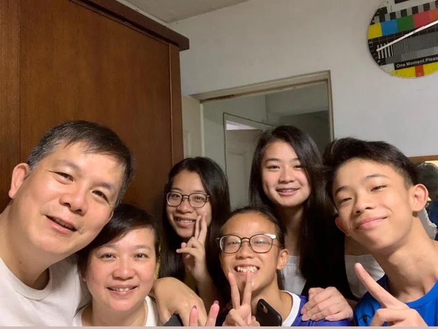 林益盛（左一）和老婆结婚27年，一家六口乐融融。（林益盛提供）