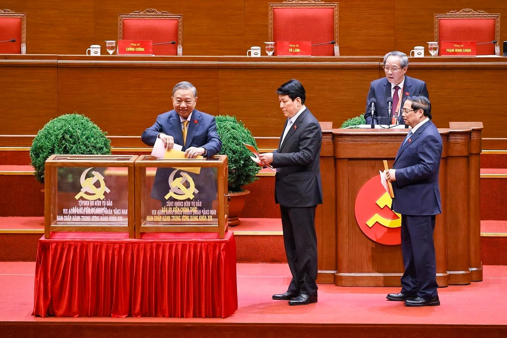 越共中央总书记苏林（左起）、国家主席梁强和政府总理范明政，在河内国家会议中心出席越共十四大期间投票。（法新社）