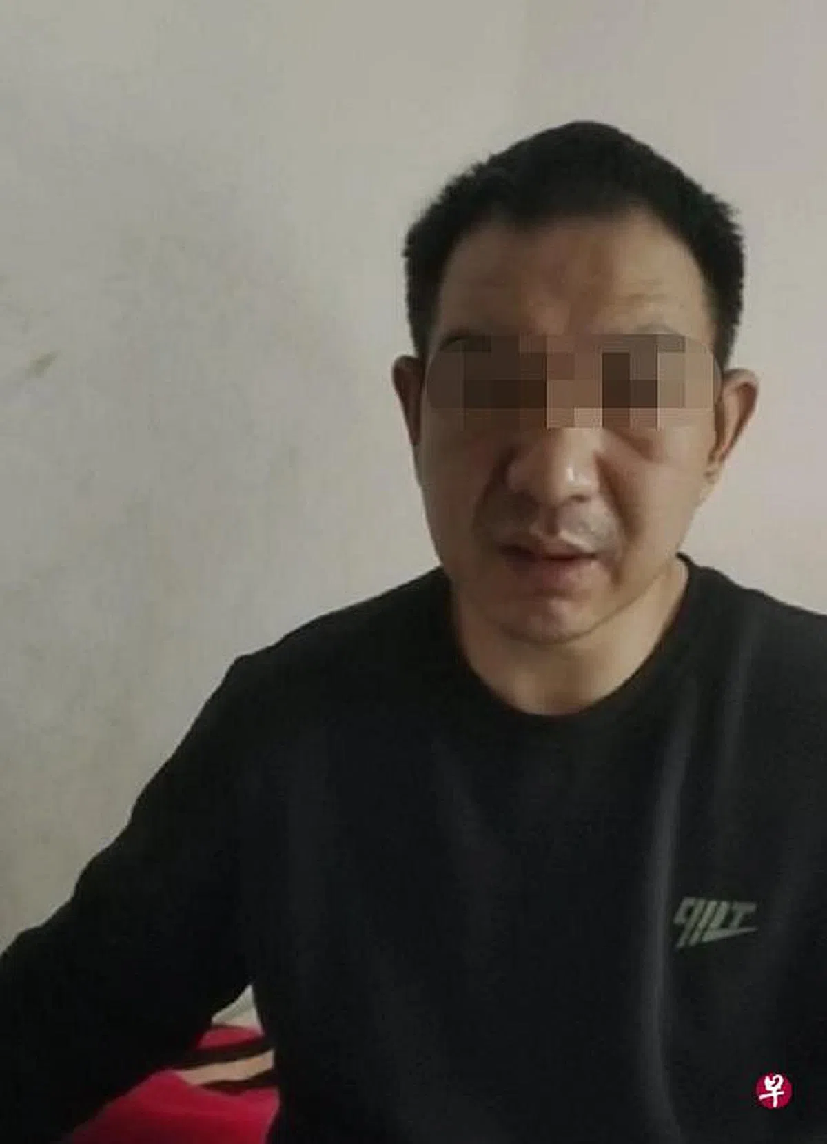 视频中张伟表达困难，不能连续说出完整的话语，对于被谁打的、在哪打的问题，张伟总是问一句答一句。（视频截图）