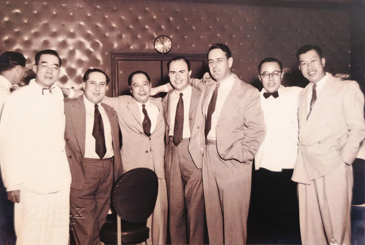 胡浪漫（右二）与商场友人合影。他长子笑言，照片中的父亲心广体胖，可见是摄于他离开报业后。（胡鸿展提供）