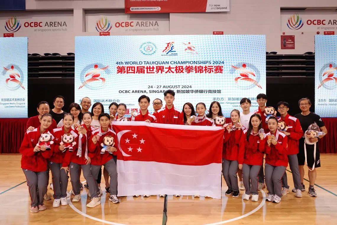 新加坡代表团选手与来到现场的家人朋友合影。四天以来，家人与朋友们为在主场作战的选手持续送上热烈的掌声和支持。（卓舒畅摄）