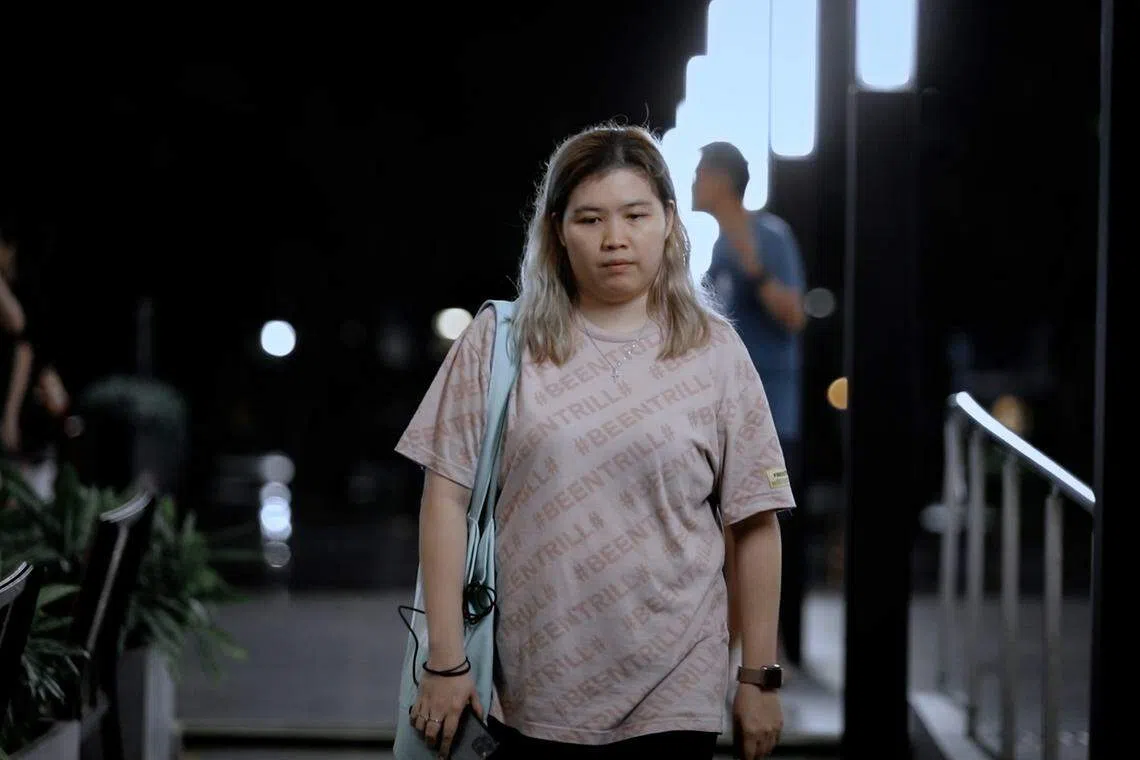 除了上下班，范秋丽每天只关在房间里，面对索然无味、无感的生命。（视频截图）