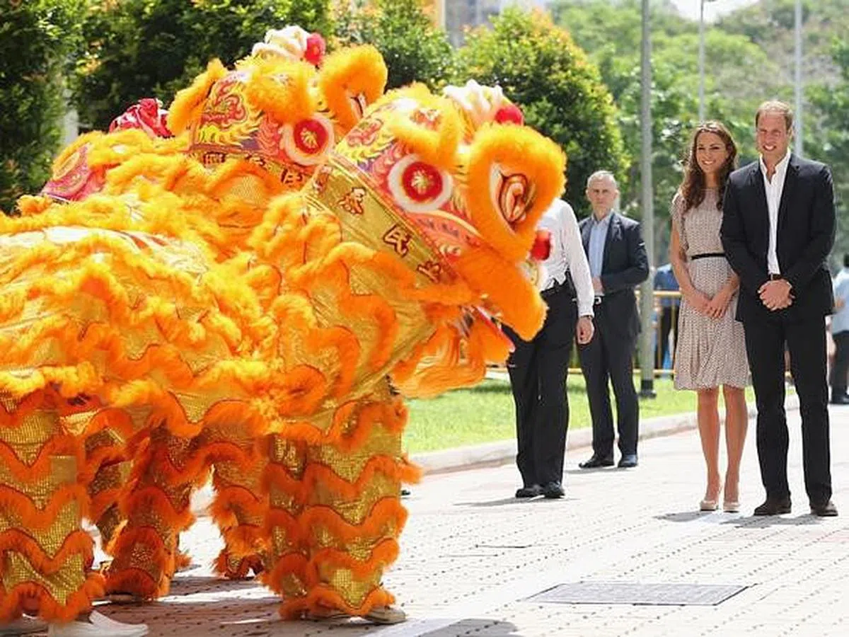 威廉王子与凯特王妃参观女皇镇。（CBS新闻）