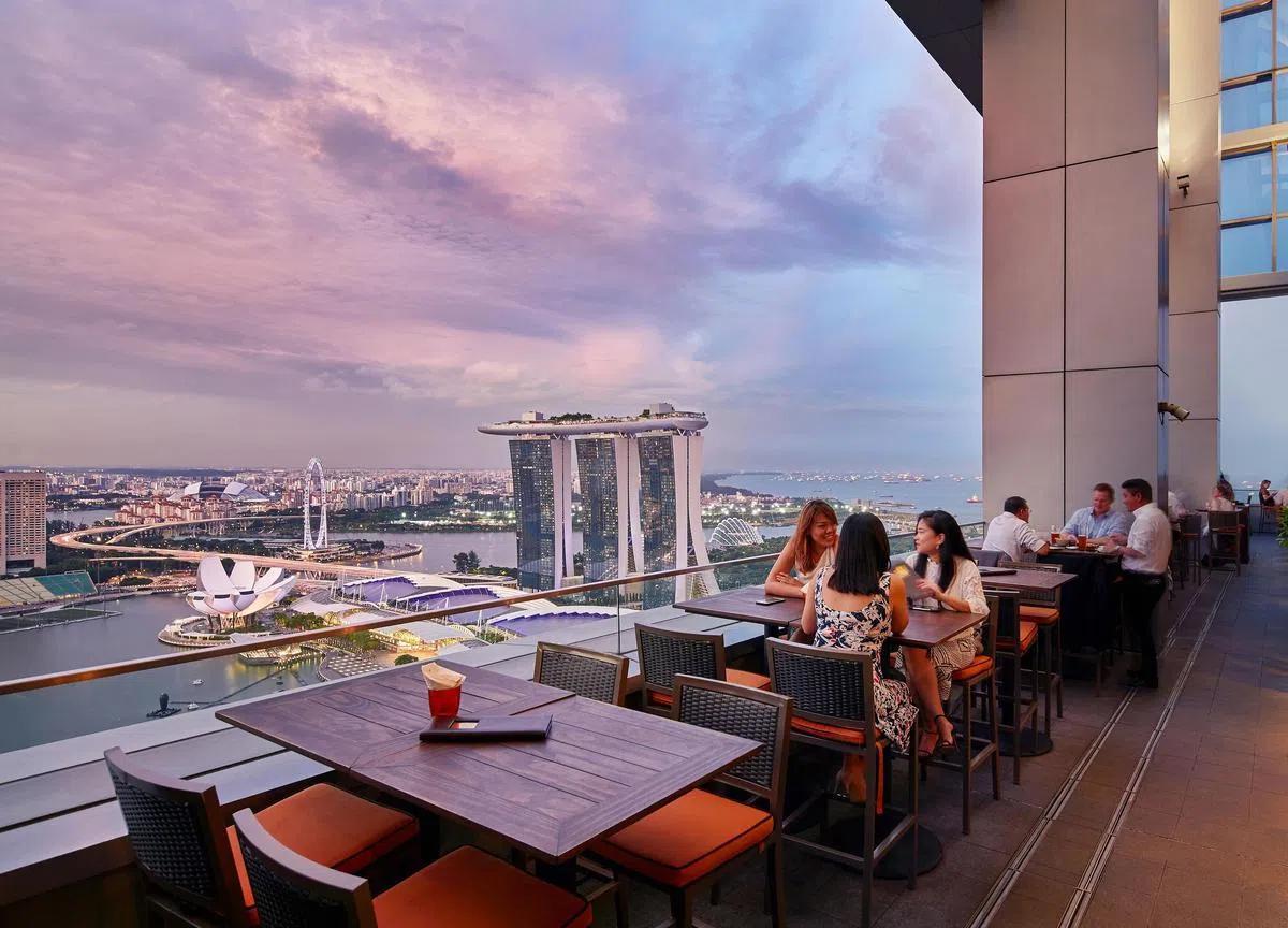 食客能在LeVeL33边喝啤酒，边欣赏滨海湾一带的市区风景线。（档案照片/LeVeL33提供）