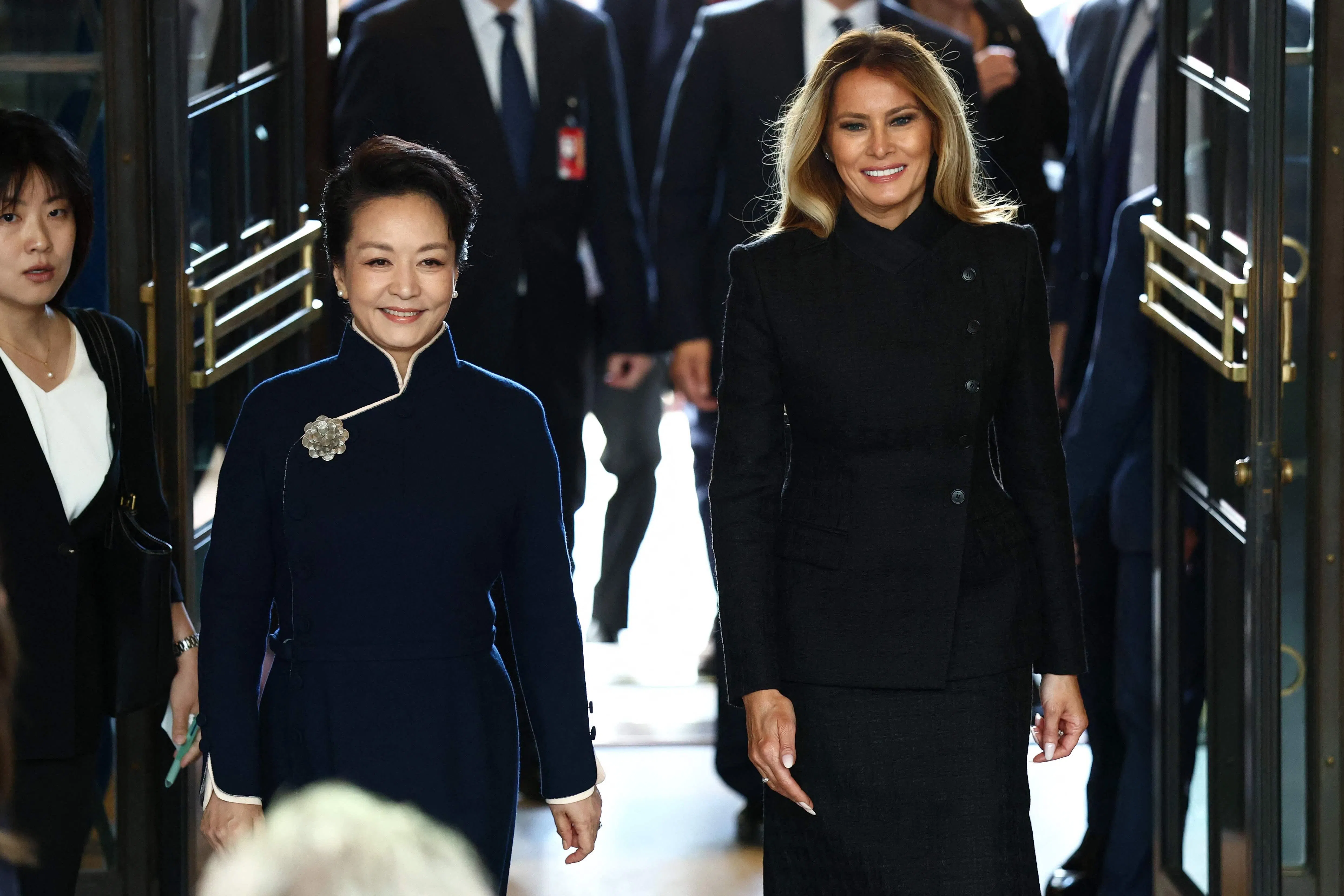 梅拉尼娅（左）和彭丽媛参观位于华盛顿的史密森尼学会国家亚洲艺术博物馆。（法新社）