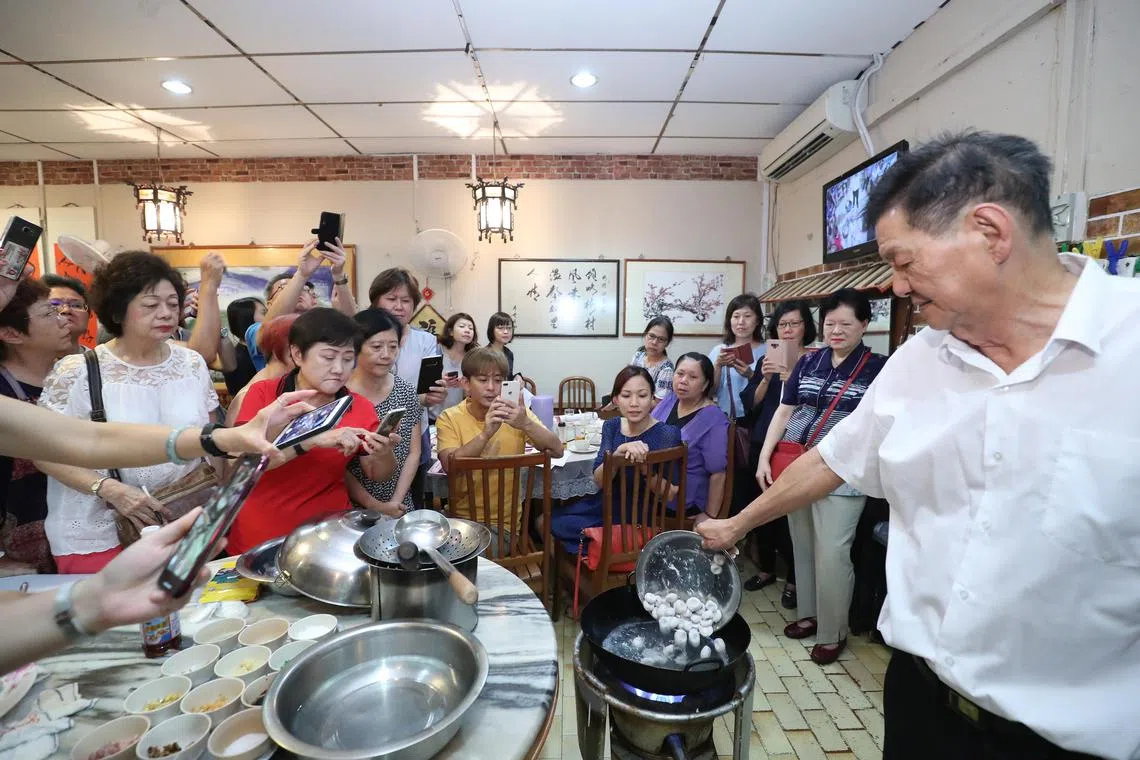 赖法源曾在餐馆开课教导烹煮客家菜，反应热烈。（档案照）
