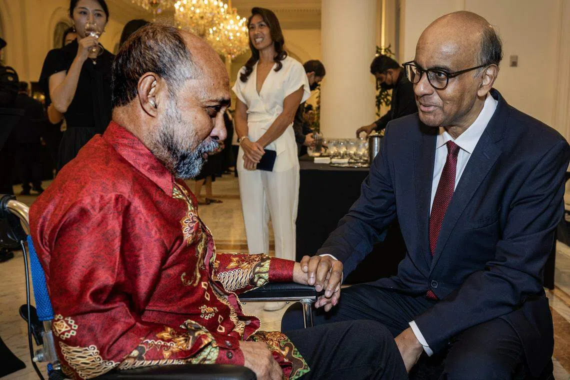 尚达曼总统（右）和赛义·卡迪尔交流。（郑一鸣）