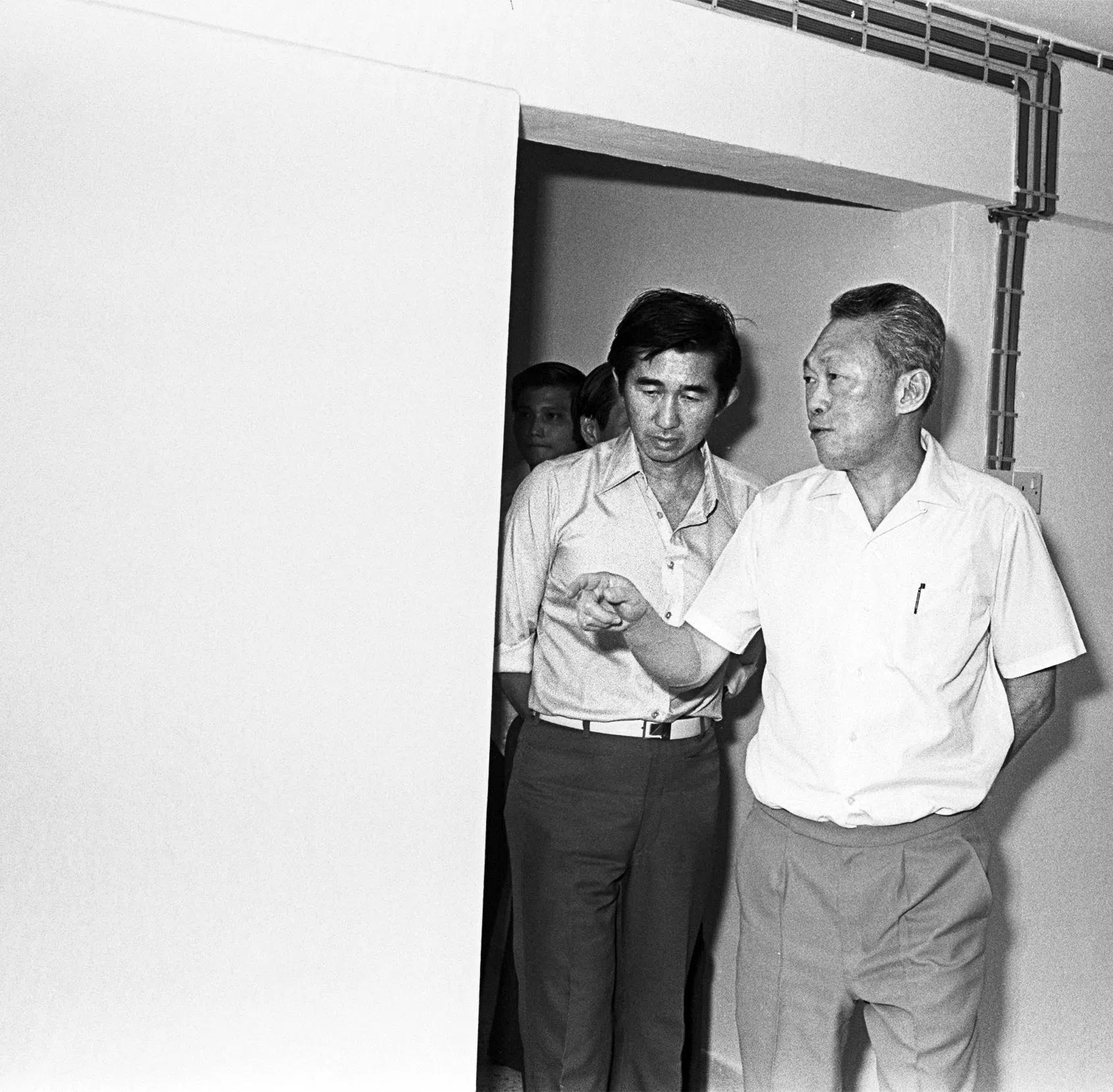 1980年4月2日，时任建屋发展局局长的刘太格（左）与建国总理李光耀走访丹戎巴葛区的艾弗顿路新组屋。（国家档案馆）