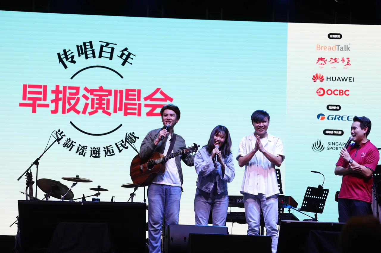 街头表演者晟立（左）、Brenda（中）与客座吉他手。（关俊威摄）