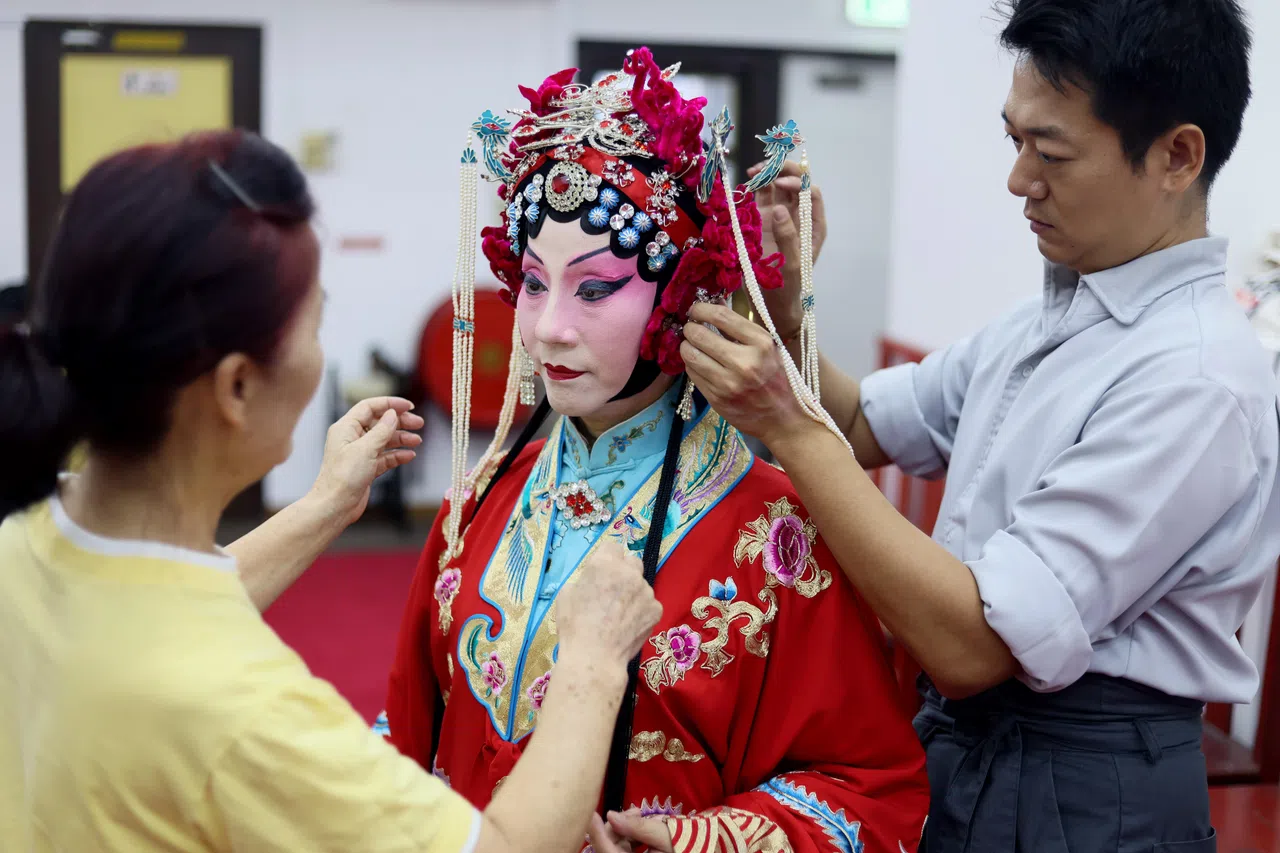 许红（中）正在为排练上妆。（龙国雄摄）