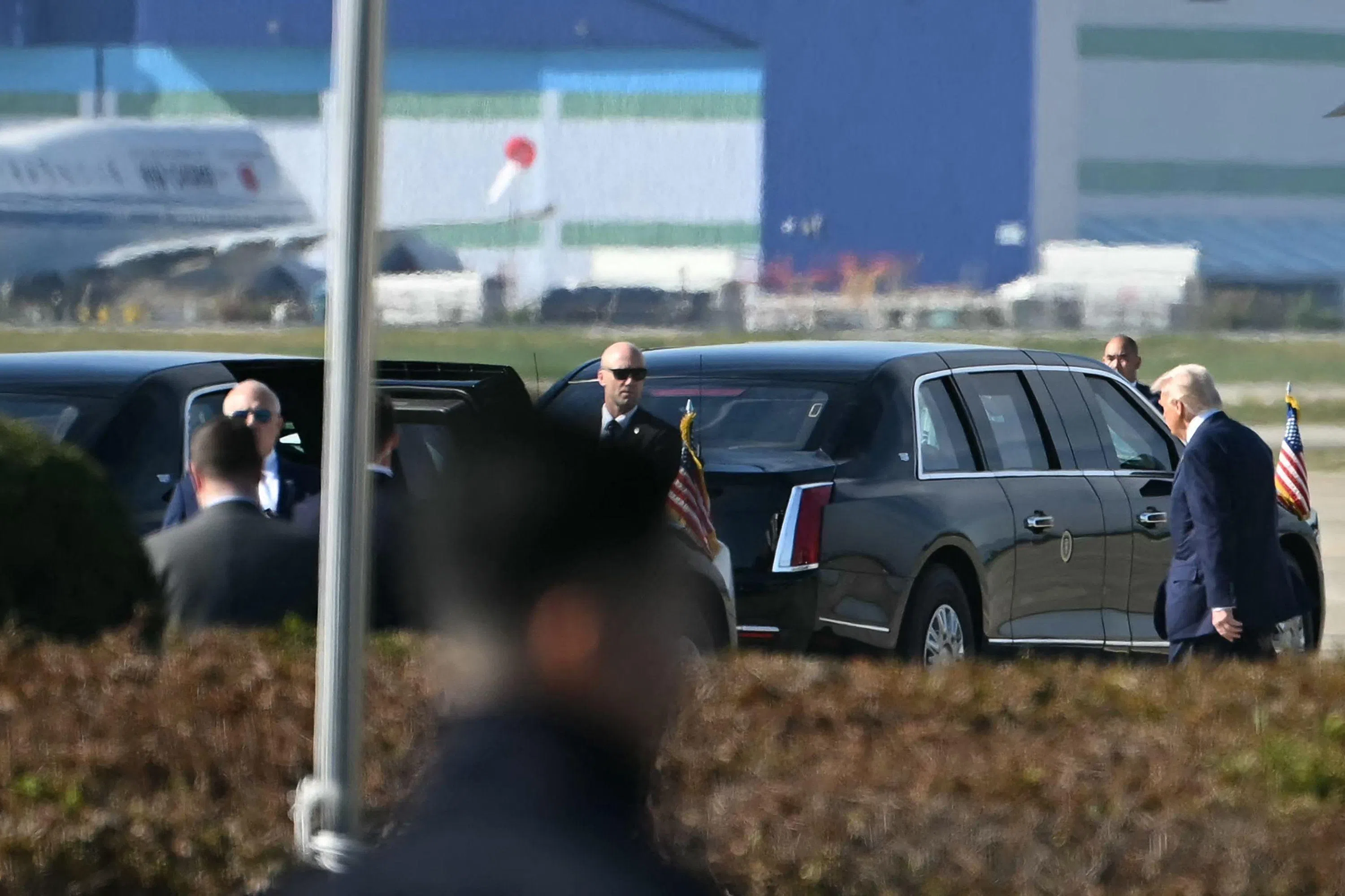 中国国家主席习近平同美国总统特朗普韩国釜山会晤正式开始。图为特朗普（右）星期四上午抵达釜山机场。（法新社）
