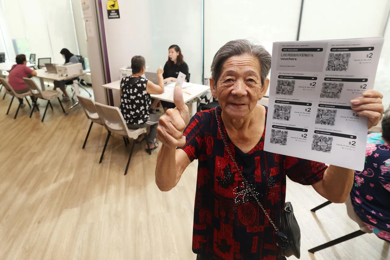 义顺居民赖婉卿（74岁）星期六早上9时前，就到义顺中民众俱乐部排队，成为首10名领取购物券的居民之一。不谙科技的她，在民众俱乐部10时准时开放后，顺利在15分钟内领到纸本购物券，向镜头竖起拇指赞好。（郑一鸣摄）