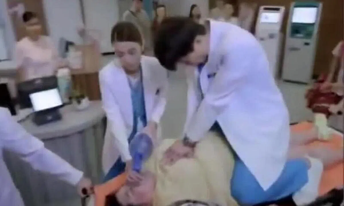 《医生不是神》里张哲通为茜茜做心肺复苏。（取自网络）