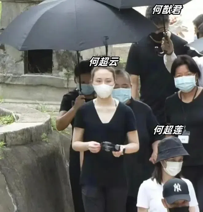 佣人为何猷君和何超云撑伞。（互联网）