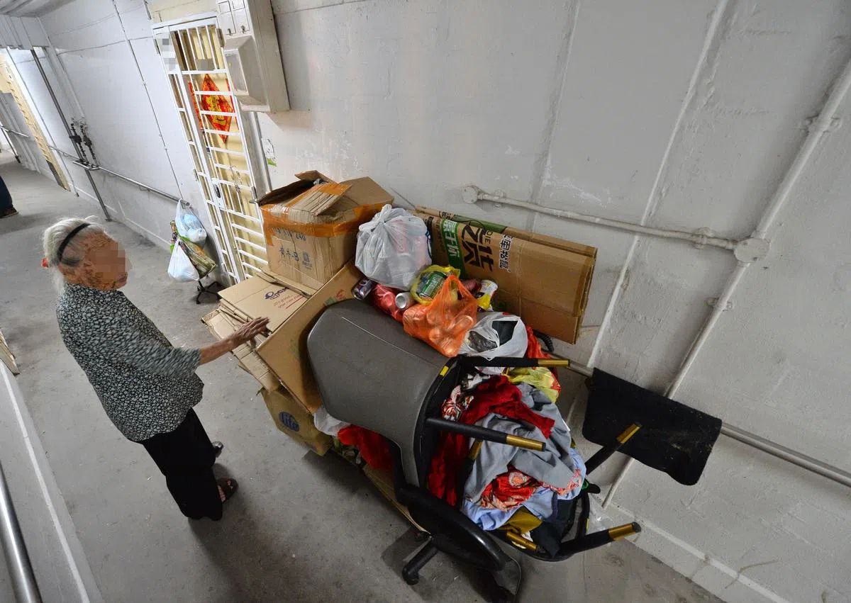 年届九旬的独居阿婆称是为了讨生活，所以才收旧东西来卖。