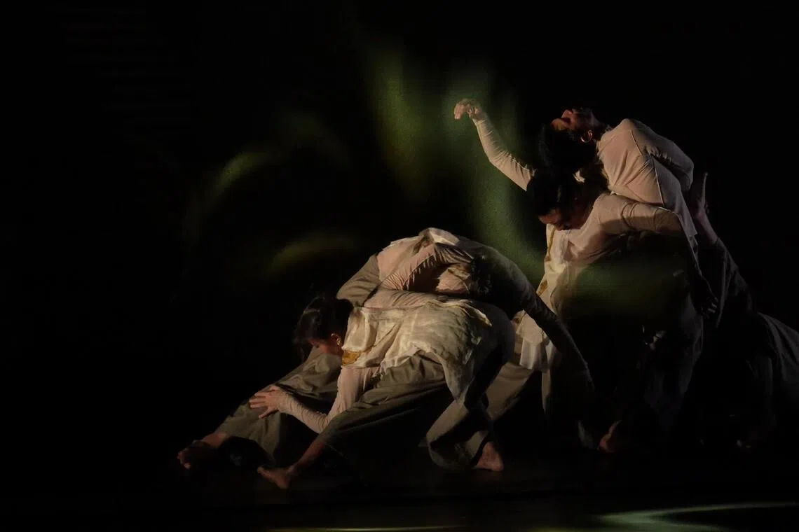 “人·舞团”呈献的《熟悉的陌生》，由SIFA和香港“亚艺无疆”联合委约制作，2025年在香港首演后，即将回新上演。（艺苑集团提供）