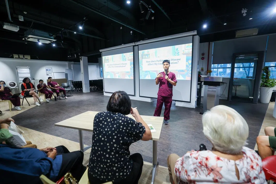 星期三（3月18日）的交流会上，医护人员向患者分享如何改善帕金森症给语言能力带来的影响。（吴先邦摄）