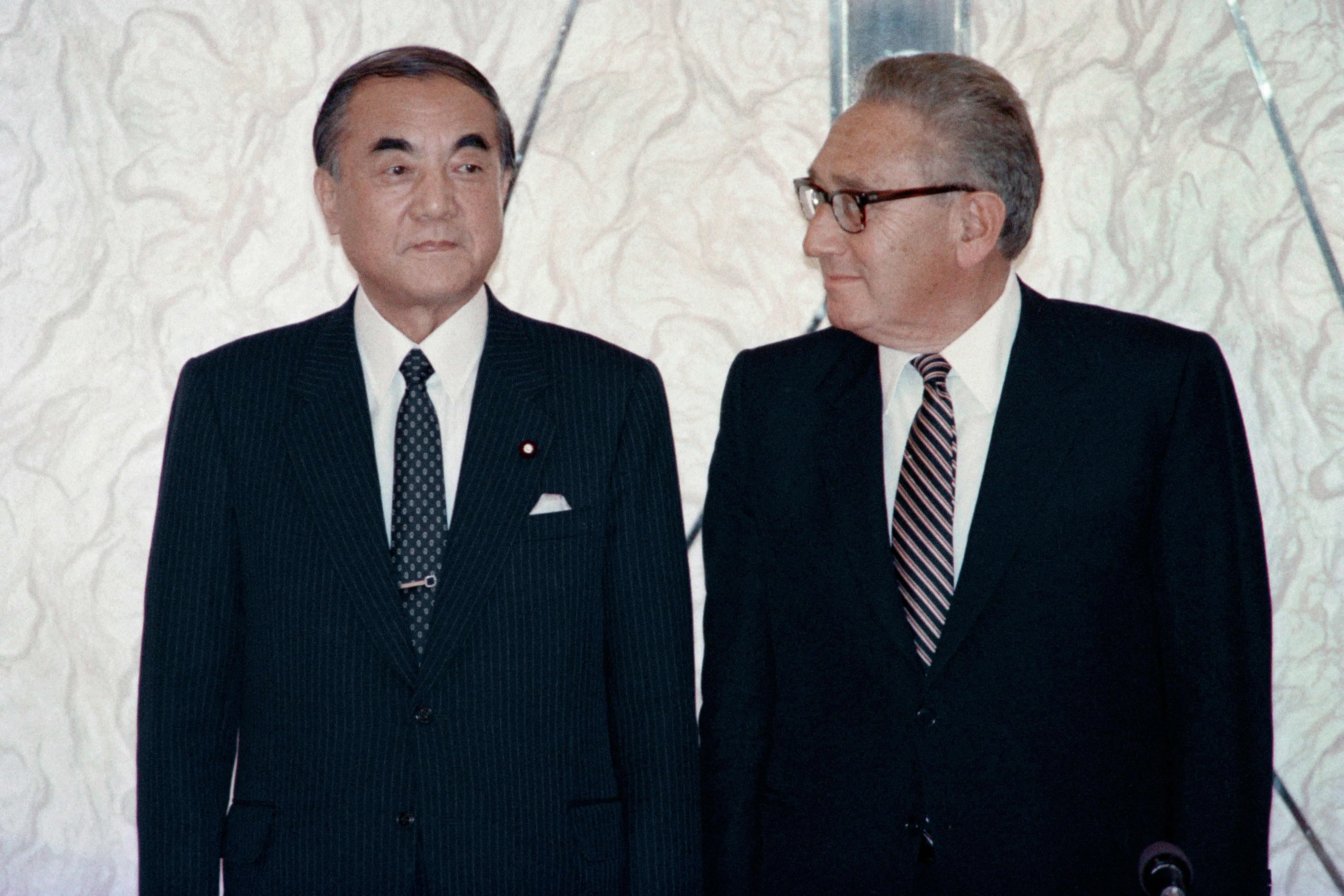 1989年3月17日，日本前首相中曾根康弘（左）和美国前国务卿亨利·基辛格在东京一家酒店出席东西方关系研讨会之前合照。（法新社）