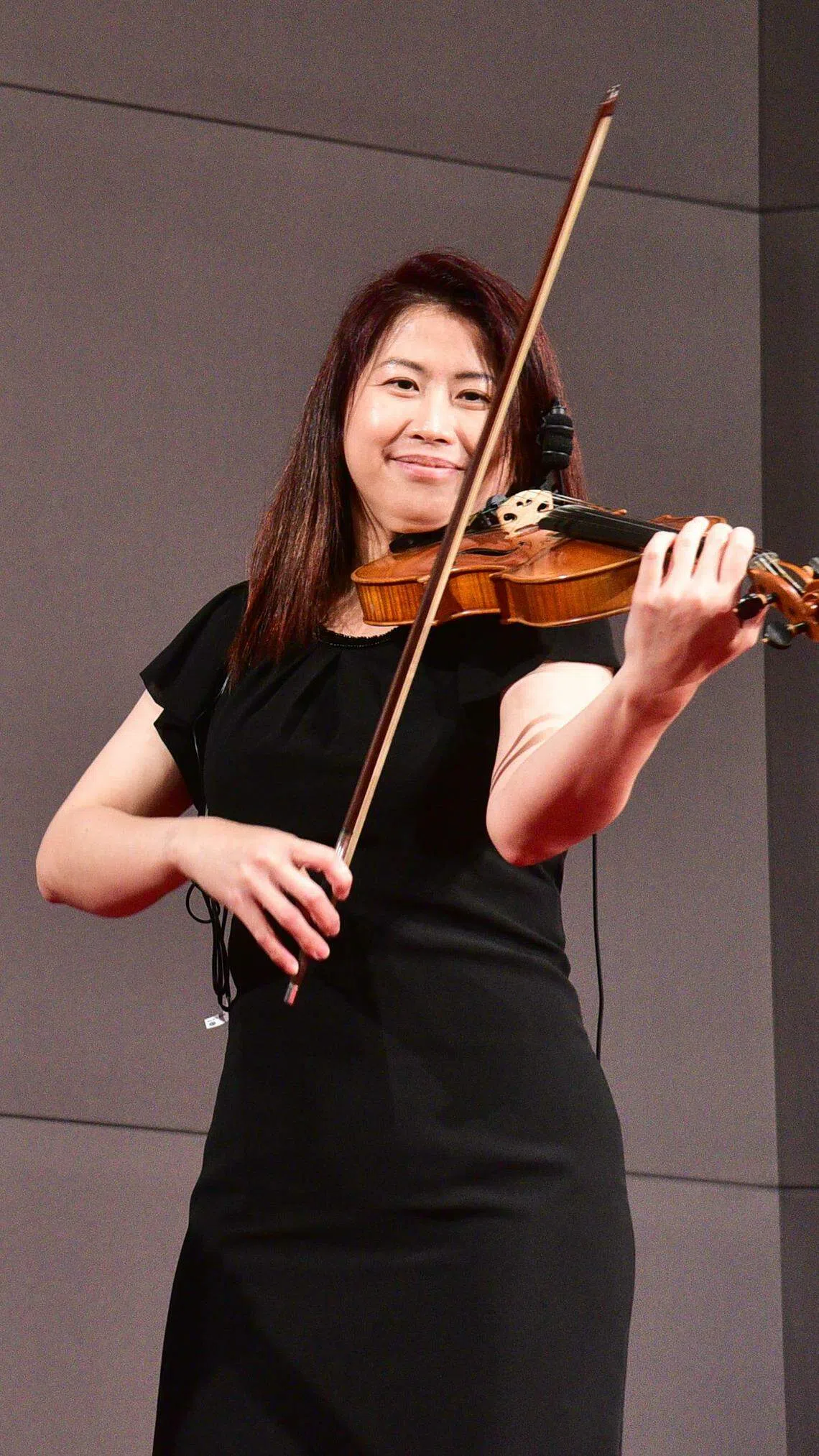 李怡联中一才开始学小提琴，比一般儿童起步晚，但她勤加学习，在五年内考取了第八级的资格。（新跃社科大学提供）