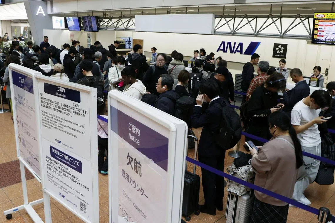 由于空中客车紧急要求全球6000架A320系列客机停飞以修复软件，全日空周六（11月29日）被迫取消95趟航班，受影响的乘客在东京羽田机场的全日空柜台排队改签。（路透社）