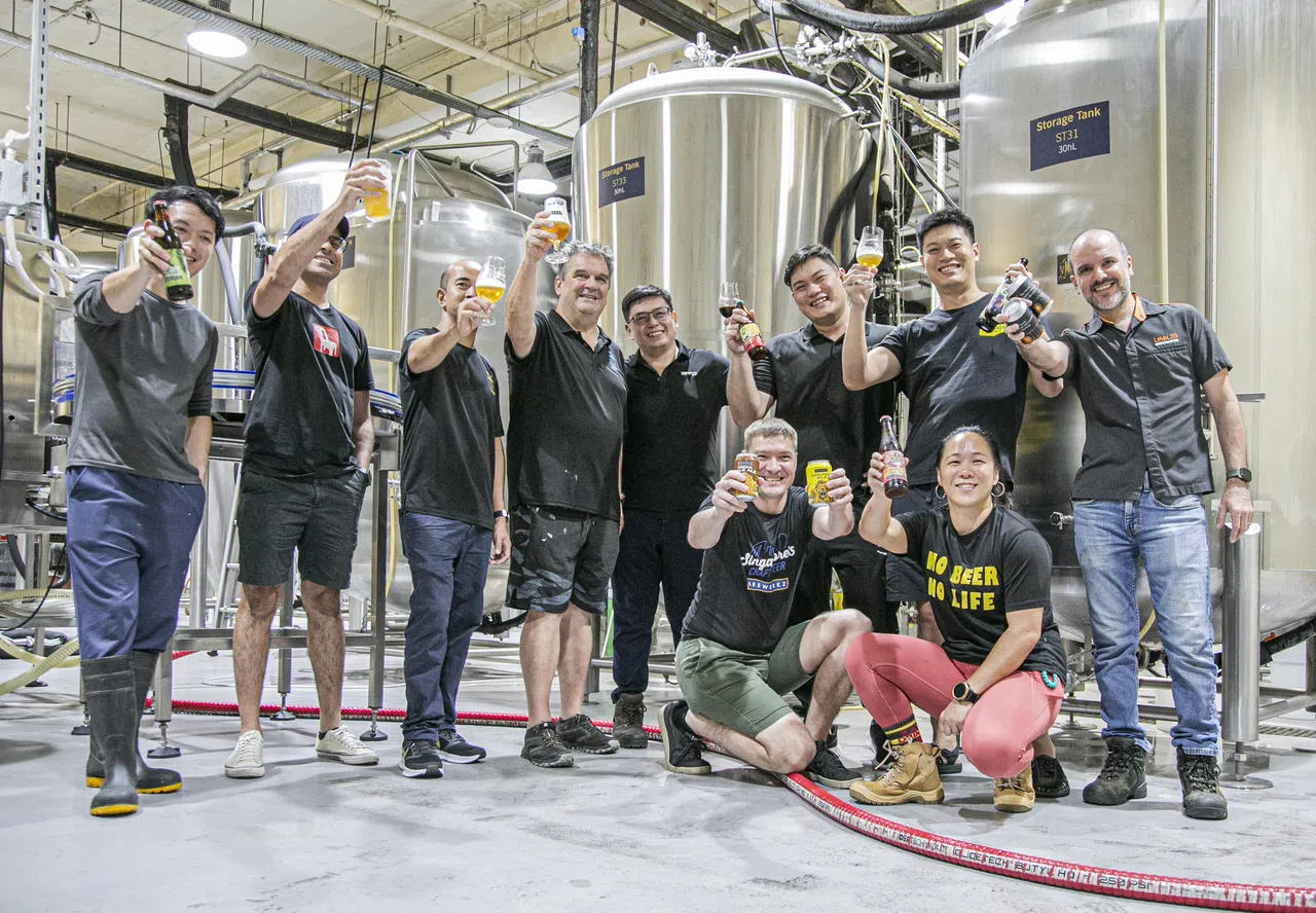 新加坡八家精酿啤酒厂代表，首次联合为F1酿造茉莉香米热带拉格啤酒“超越赛道”。（主办方提供）