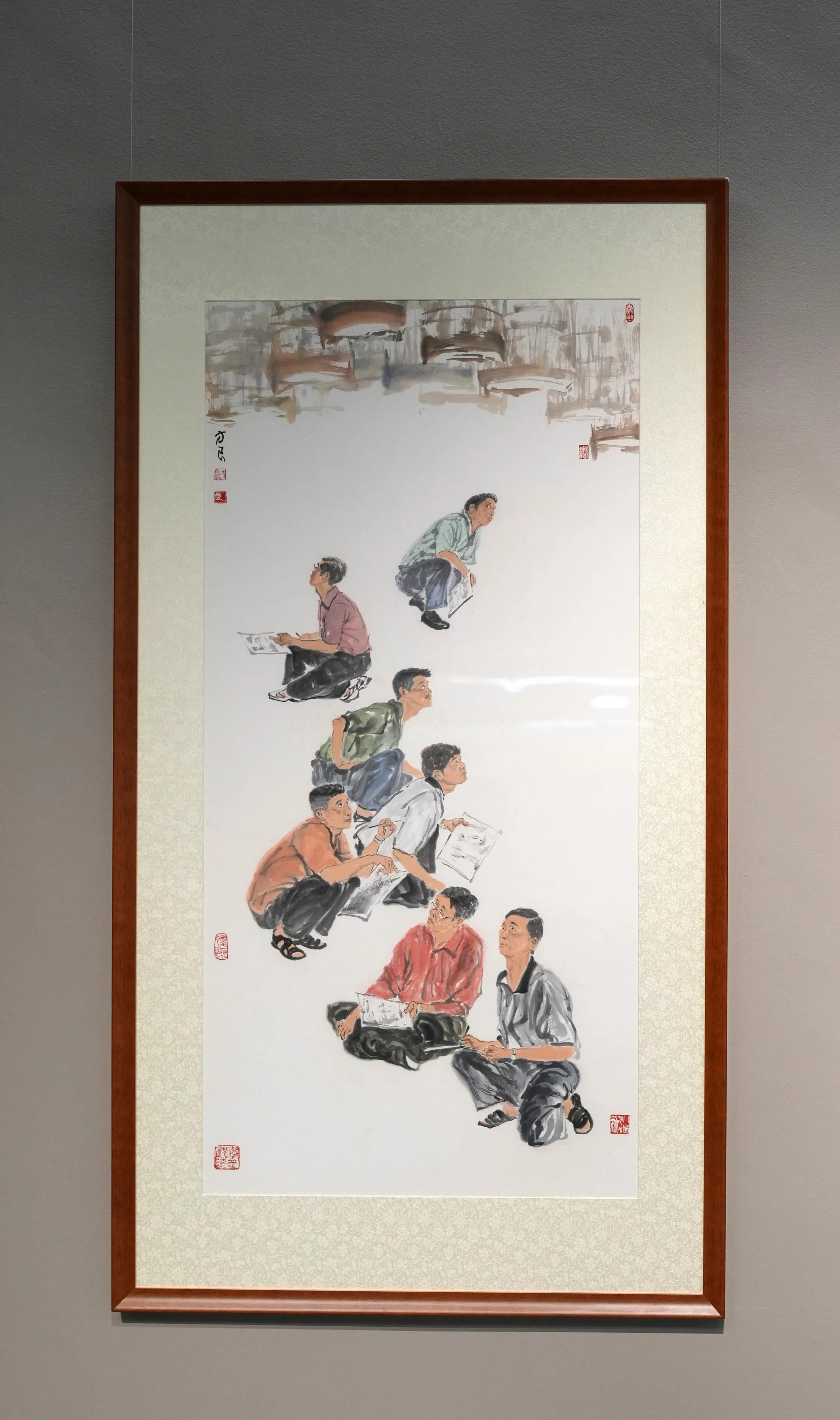 方良纸本彩墨《一鸣惊人》写鸟类比赛评审们的生动神态。（谢智扬摄）