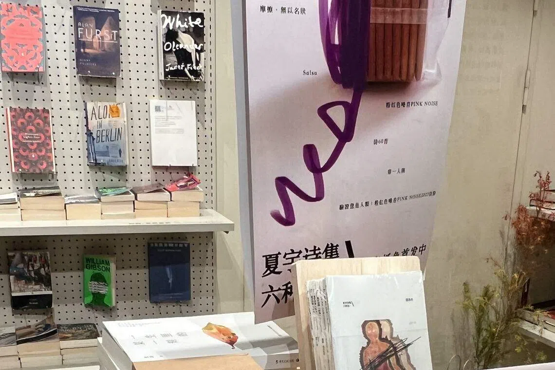 多抓鱼也推广独立出版，《验证您是人类》摆在书店入口的显眼处。