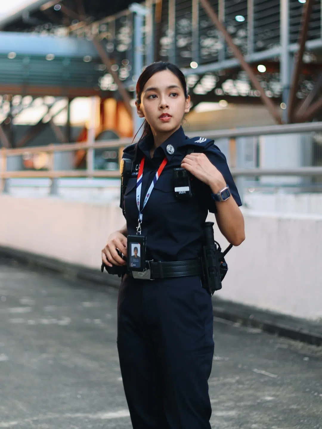 萧歆霓接获角色后，在过海关时更仔细地观察工作人员走路的姿态、眼神和肢体语言。（取自萧歆霓IG）