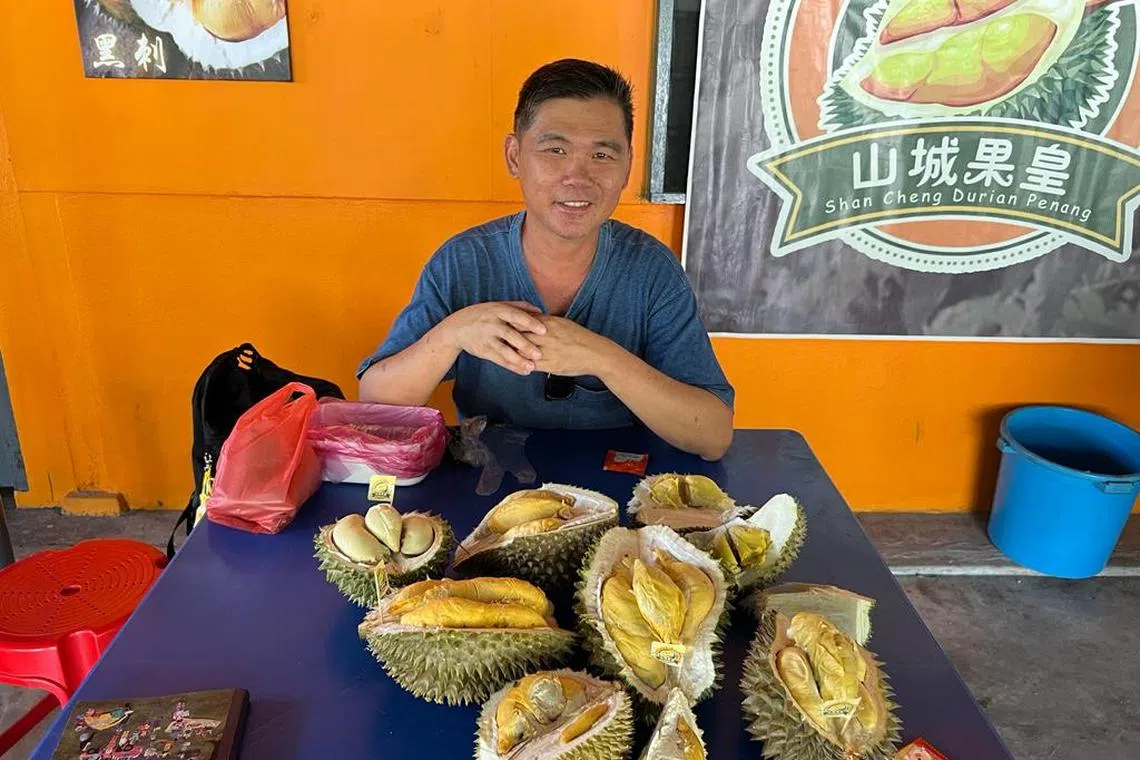 旅游作家叶孝忠在旅行时会寻找美食。（受访者提供）