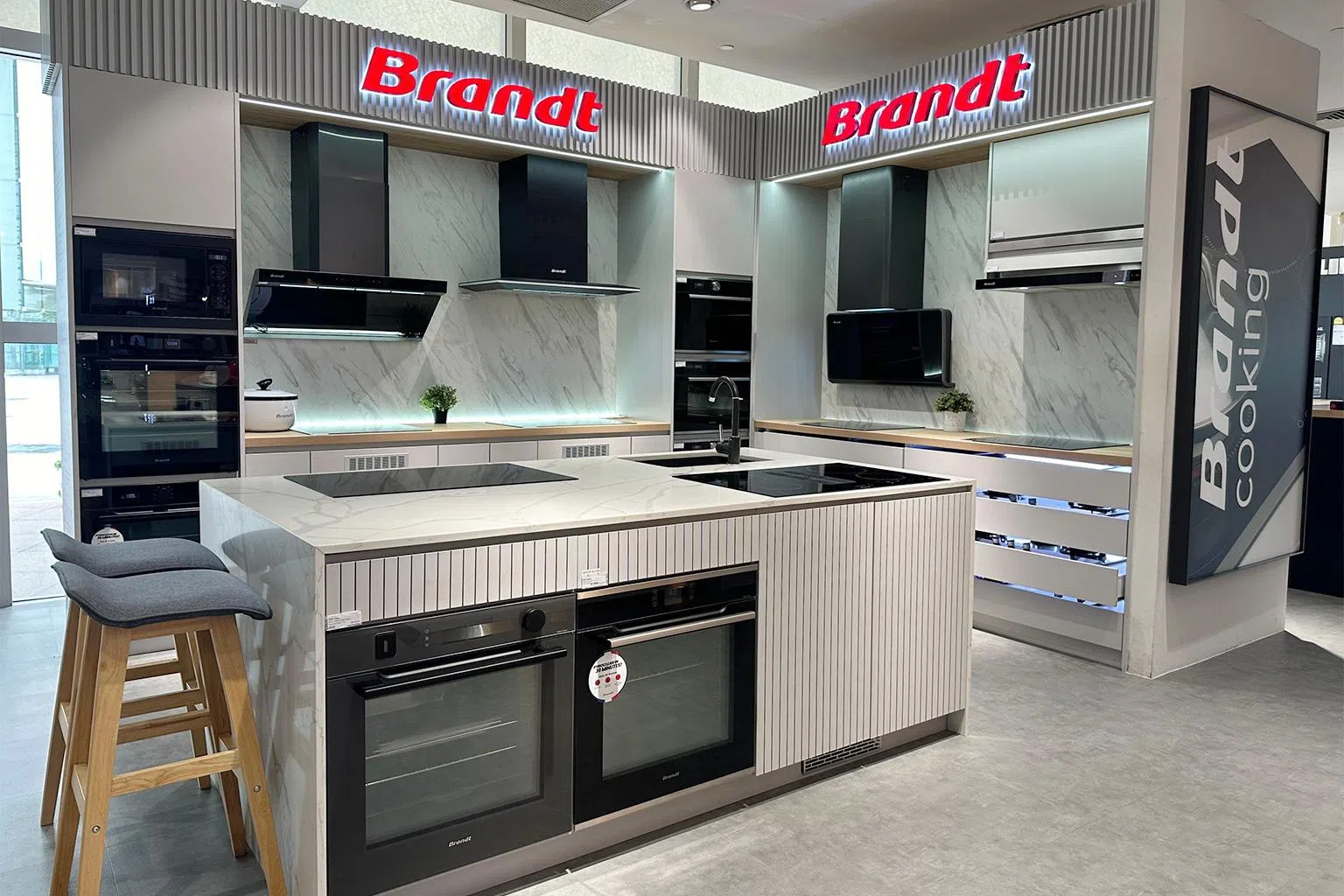嵌入式厨房展示区汇聚Brandt等国际品牌，提供多样化厨电搭配方案。（Harvey Norman提供）