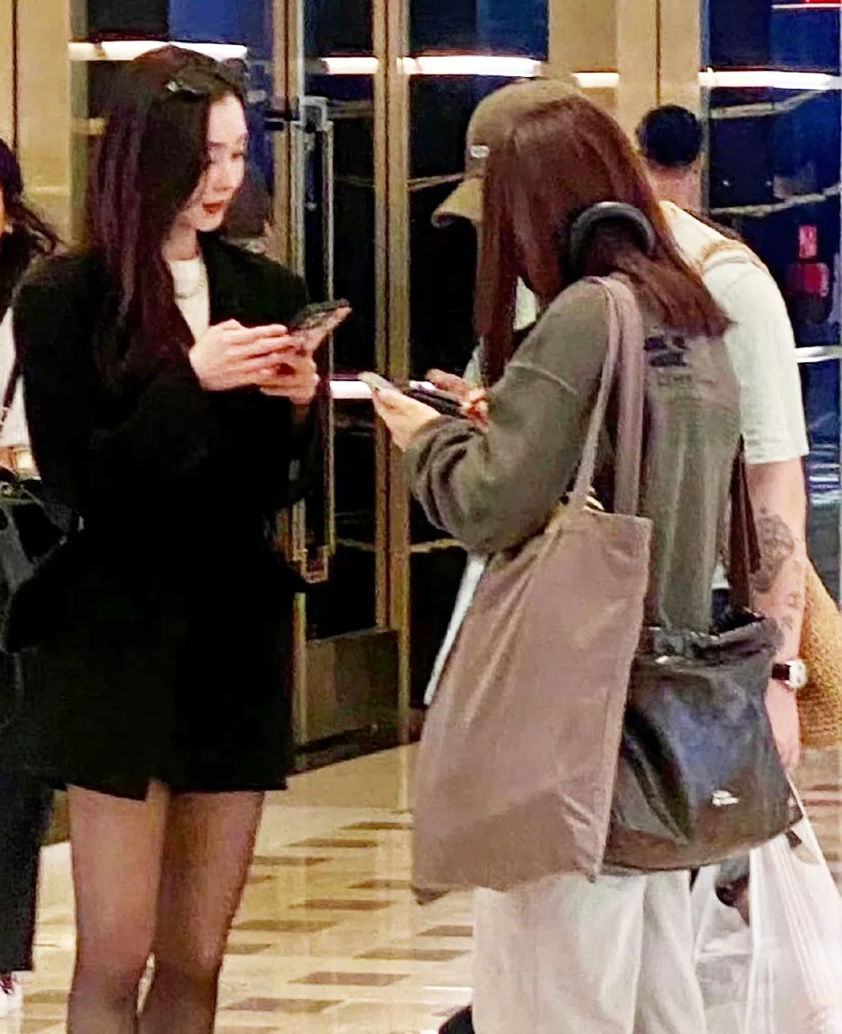 有网民在金沙偶遇宋轶（左）时上前要求合照，她的助理以私人行程为由婉拒。（取自微博、小红书）