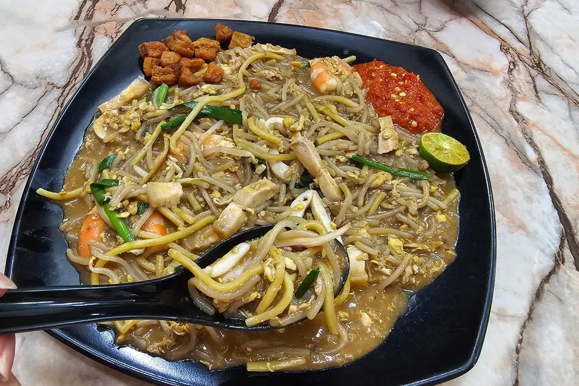 Bao Er Cafe的炒福建面拌以辣酱，更添风味。（黄亿敏摄）