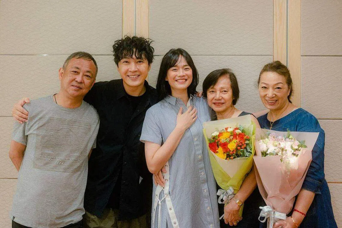 徐鸣杰（左二）、徐父母（左一和右一）、陈凤玲（中）和陈母庆祝母亲节。（取自艺人社媒）