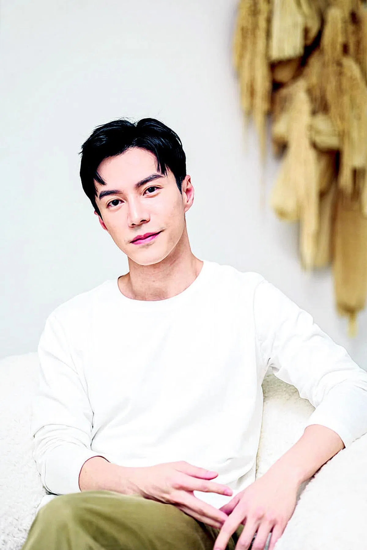 王冠逸觉得外面的世界已很嘈杂很乱，简约的家能让他找回安静。（叶振忠摄）