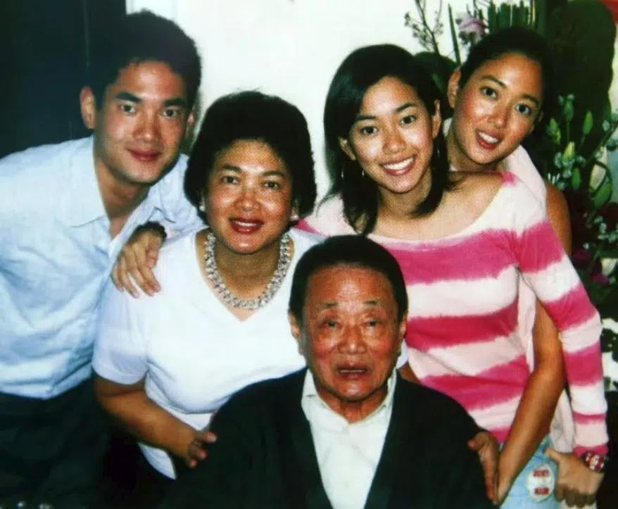 郭惠光（右一）是郭鹤年与第二任妻子何宝莲所生。郭惠光有一名弟弟郭孔华（左一）和一名妹妹郭燕光（右二）。（《星洲日报》档案照片）