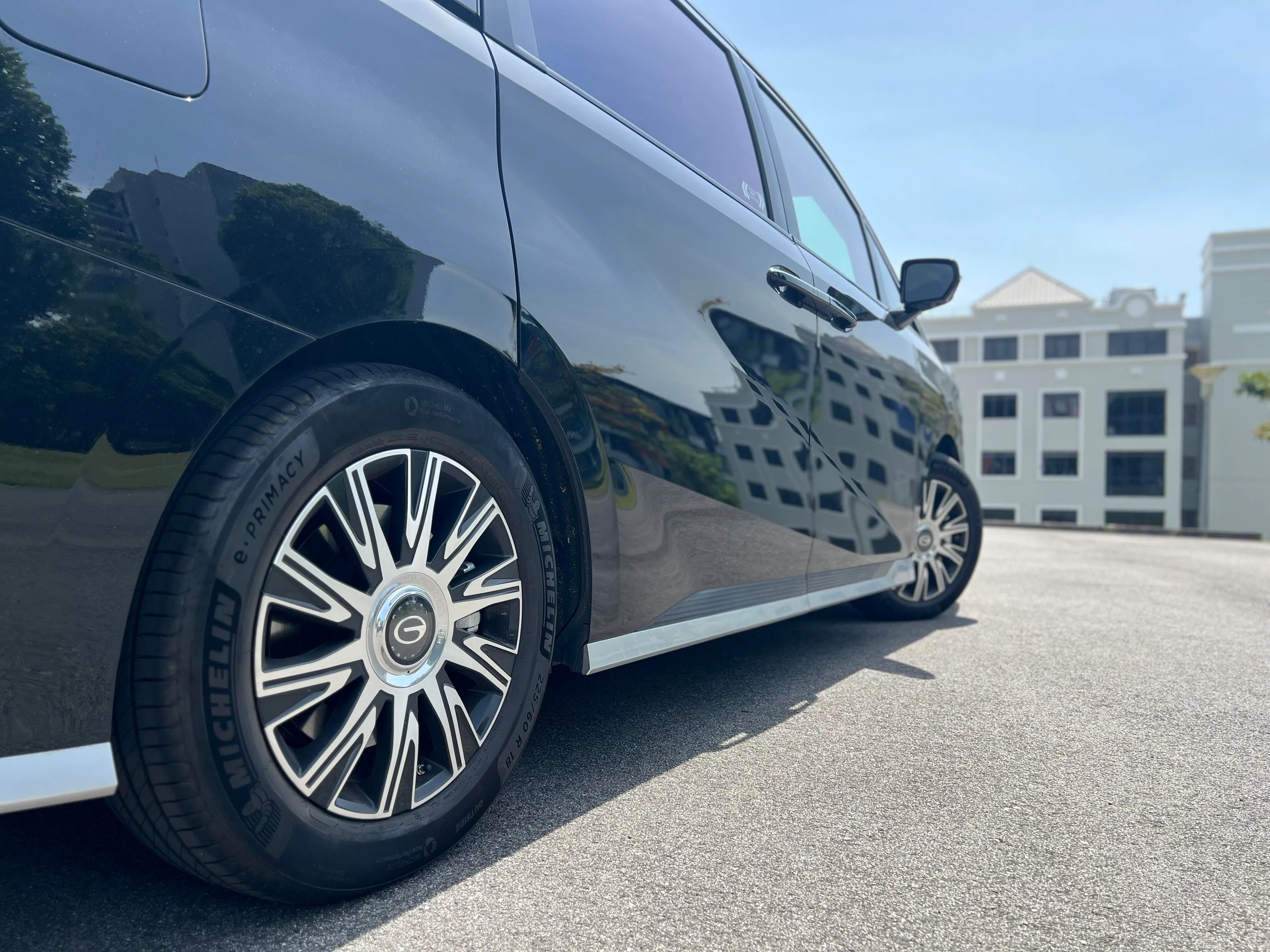 车子避震表现尤为细腻，跨越减速带时，压缩干净，回弹迅速，无多余晃动。（吴庆康摄）