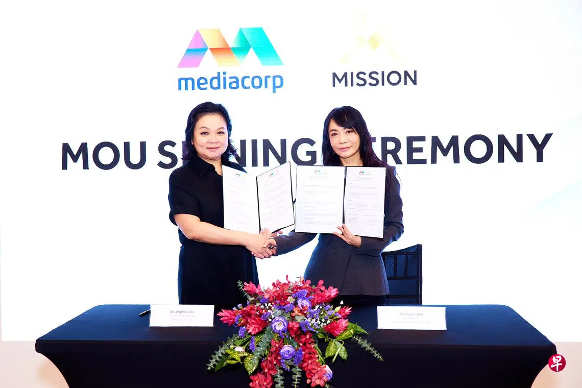 新传媒首席内容创作官林丽慧（左）与米神国际代表柴智屏于2023年签署合作备忘录。 （新传媒提供）