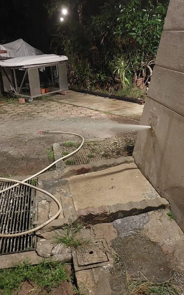 水龙头被撞脱后，清水喷涌而出。（取自法庭文件）