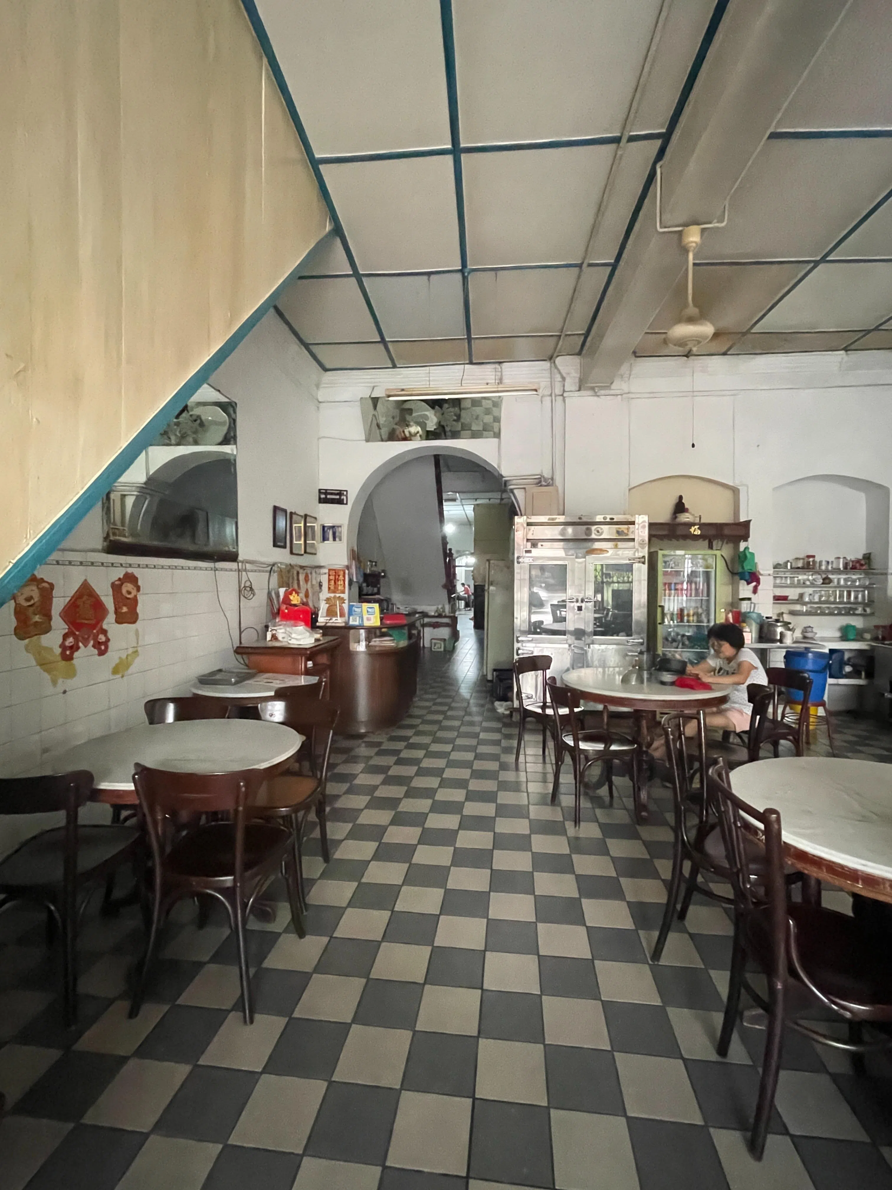 杭州旅社是槟城少数楼上住宿楼下茶室的旅社。（林方伟摄）