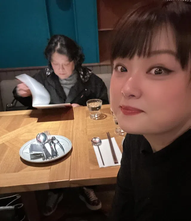 陈嘉佳（右）与母亲合照。（取自艺人Instagram）