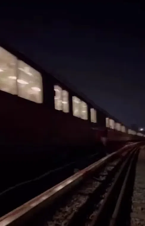 被告在地铁轨道上用手机拍摄地铁列车驶过的画面，之后上传至社交媒体账号。（档案照片）