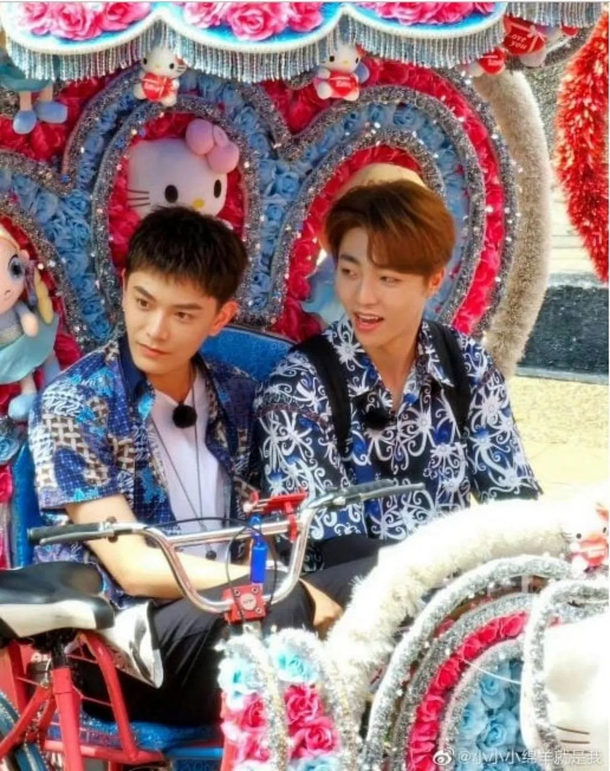 丁禹兮（左）和陈立农坐上Hello Kitty花车体验古城魅力。（互联网）