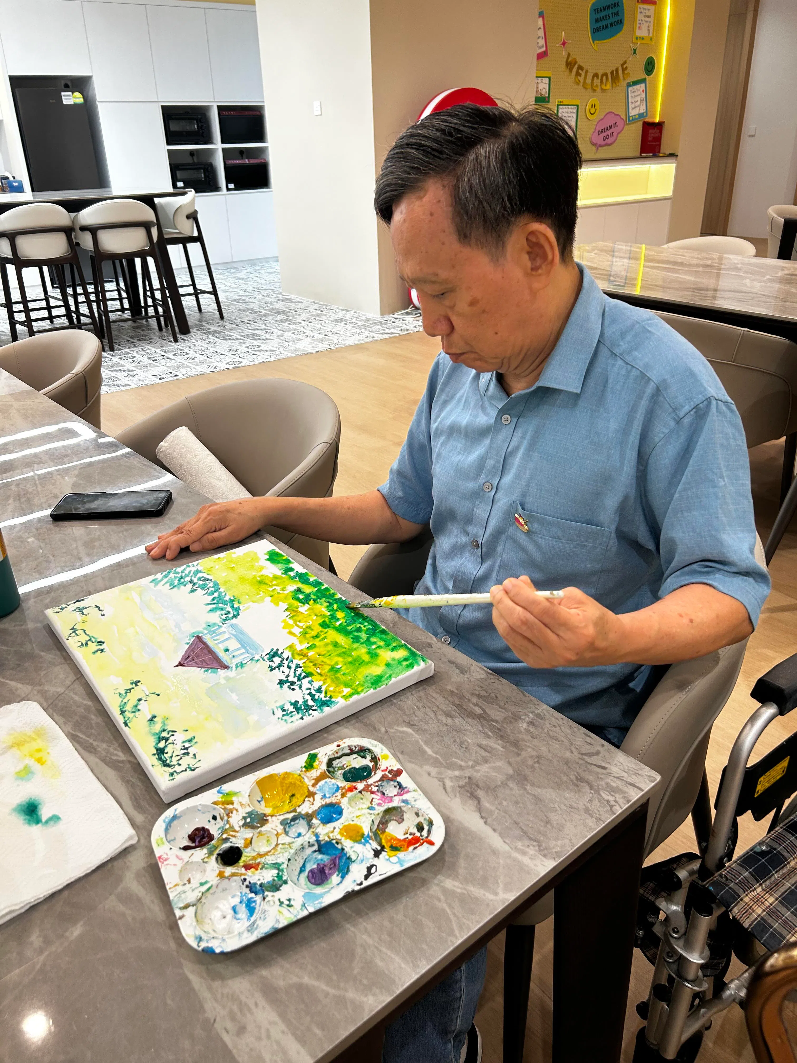 王志辉年轻时曾修读南洋美专（现为南洋艺术学院），后来转而修读工程学。他六年前中风后，右手不大灵光，他改用左手绘画，逐渐找回当初对艺术的热忱。（受访者提供）