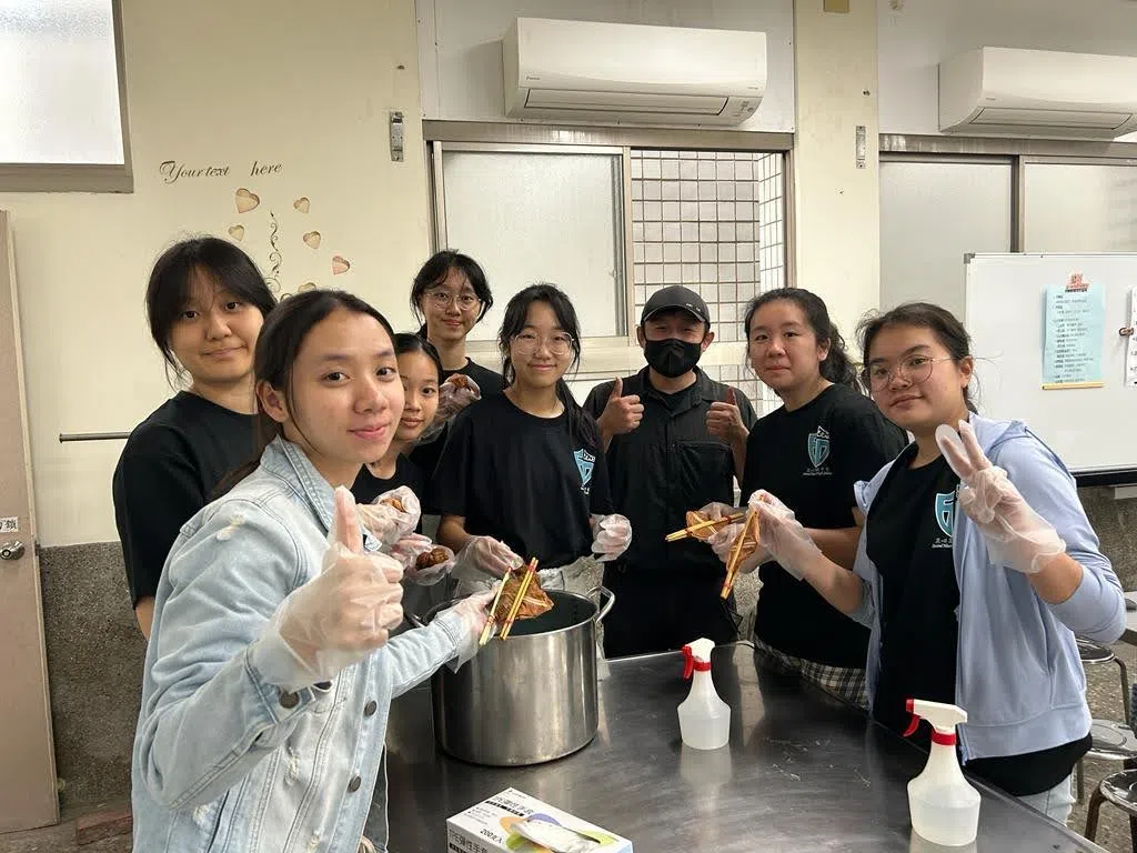 立化中学学生与廖老师共同探讨植物染。（正心中学提供）