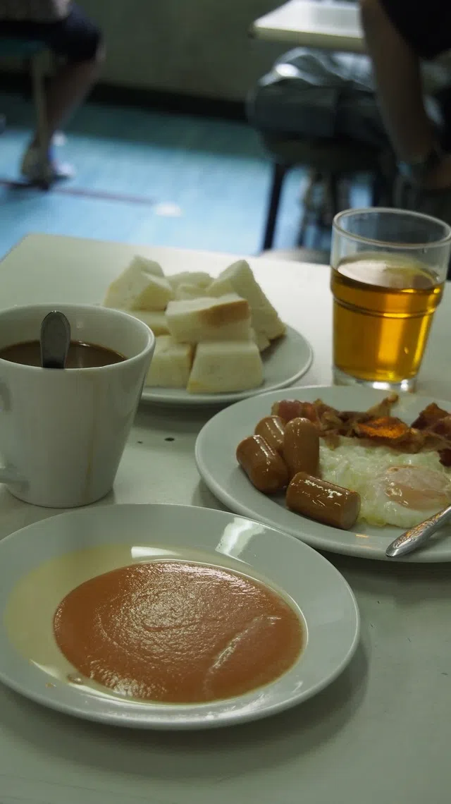 到泰国安乐园，可以吃面包蘸泰式咖椰，后者加入炼乳和椰奶。（受访者提供）